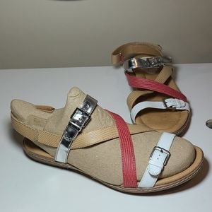 EARTH  SANDY WHITE  MULTI  SANDALS  SZ 8,5 B